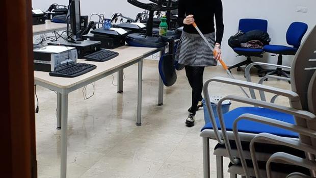 Alumnos de Cádiz llevan fregona y lejía de casa por un aula que lleva cinco meses sin limpiarse