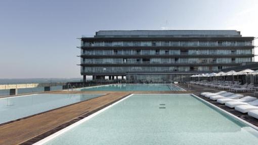 Piscinas y exterior del Parador Hotel Atlántico