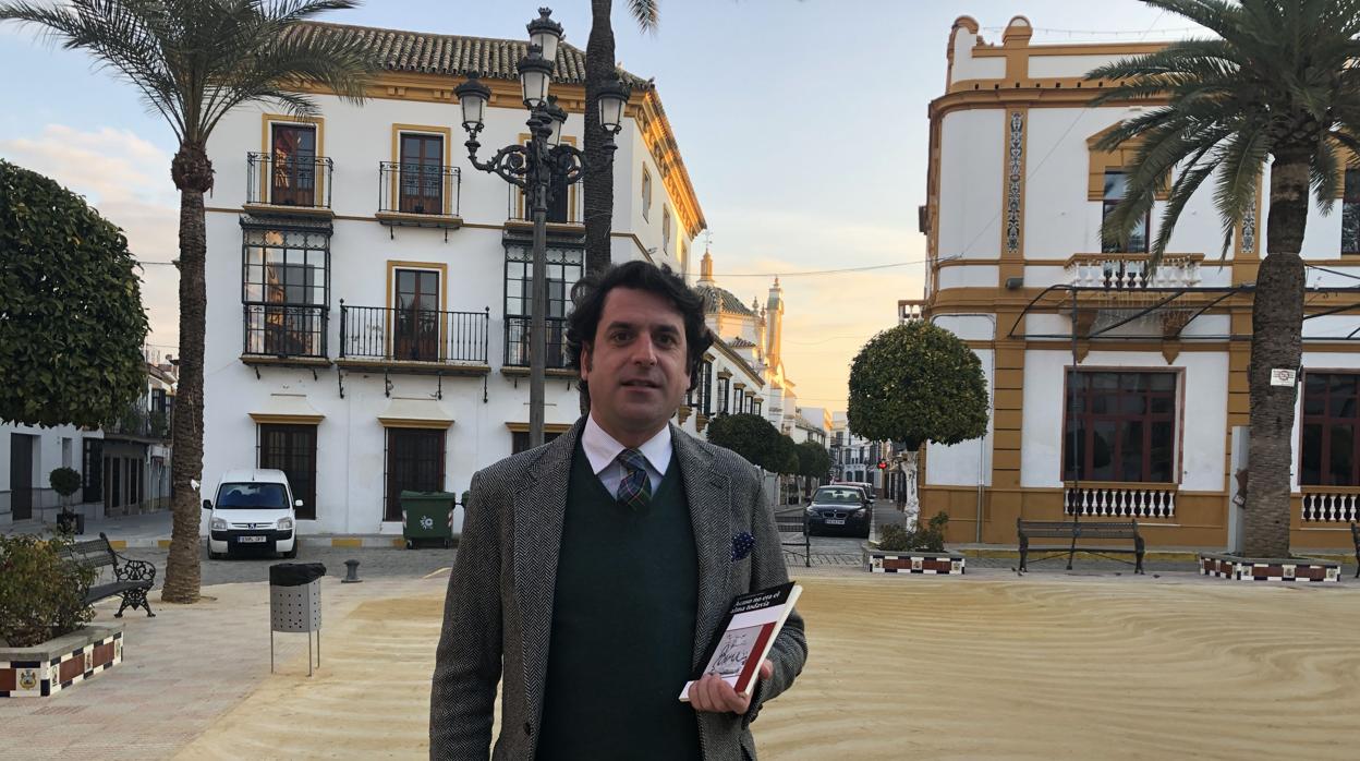 Julio Fernández en la Plaza de la Corredera de Arahal, donde se ha criado y ejerce su actividad profesional