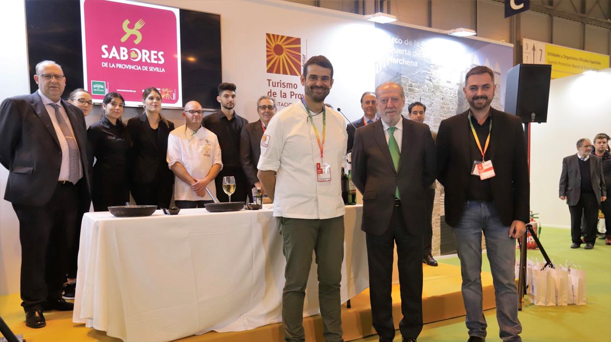 El presidente de la Diputación de Sevilla junto al chef Enrique Sánchez, este pasado miércoles en Fitur