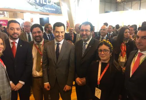 El presidente de la Junta, Juanma Moreno, con los alcaldes de Lora y Carmona