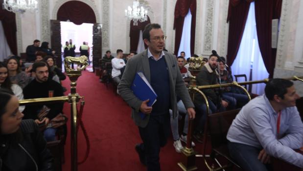 La oposición no se fía de la subrogación anunciada para las informadoras turísticas en Cádiz