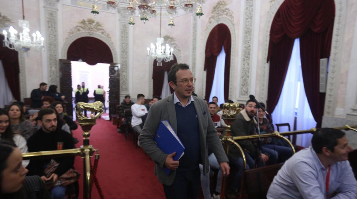 El alcalde, llegando al salón de plenos del Ayuntamiento.