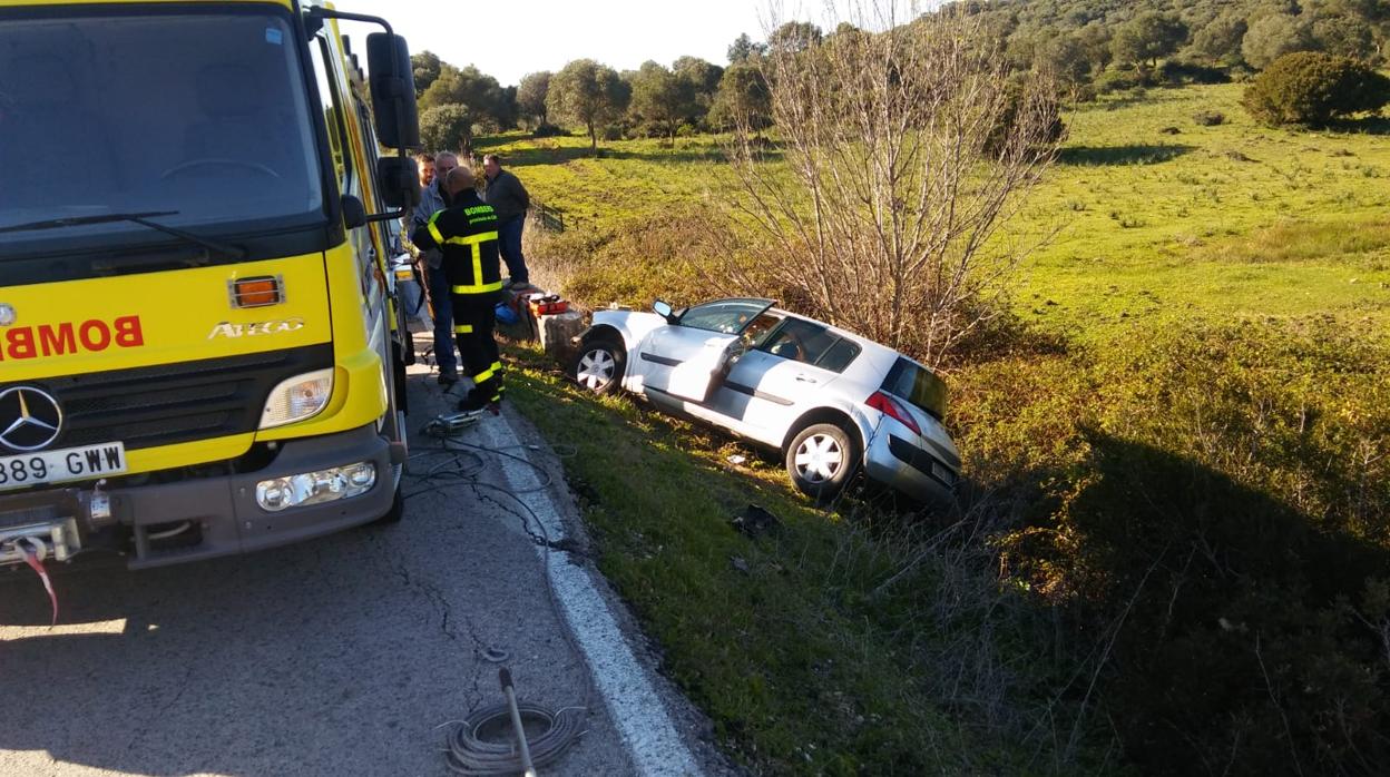 Rescatada tras quedar atrapada en su coche en un accidente en Benalup