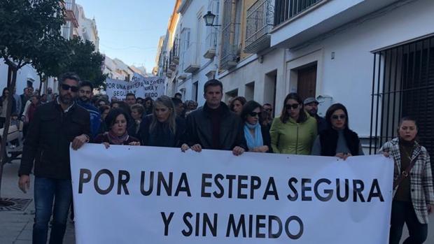 Unos dos mil vecinos se manifiestan para pedir una Estepa más segura tras los últimos incidentes