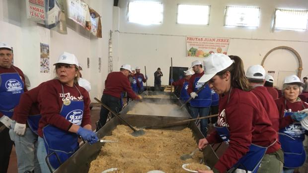 Quince mil personas disfrutan de los 1.600 kilos de migas que se han repartido gratis en Lora del Río