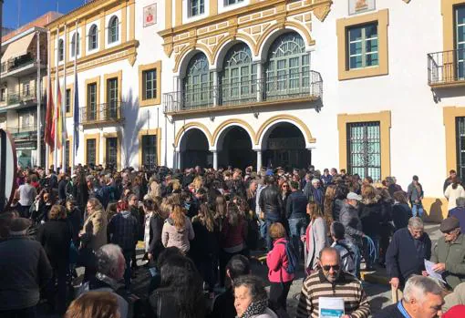 Un momento de la multitudinaria concentración ante las puertas del Ayuntamiento nazareno
