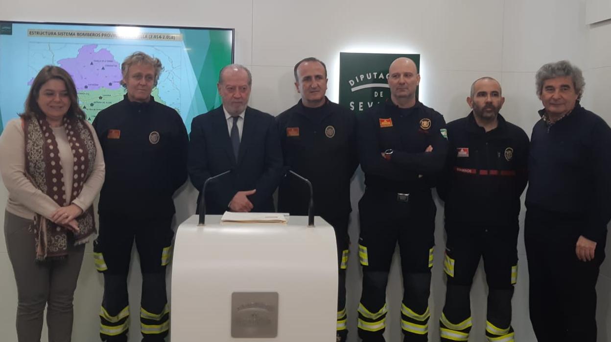 El presidente de la Diputación y la diputada provincial de Servicios Supramunicipales, junto a los mandos del Sistema de Bomberos de la Provincia y el director del Área