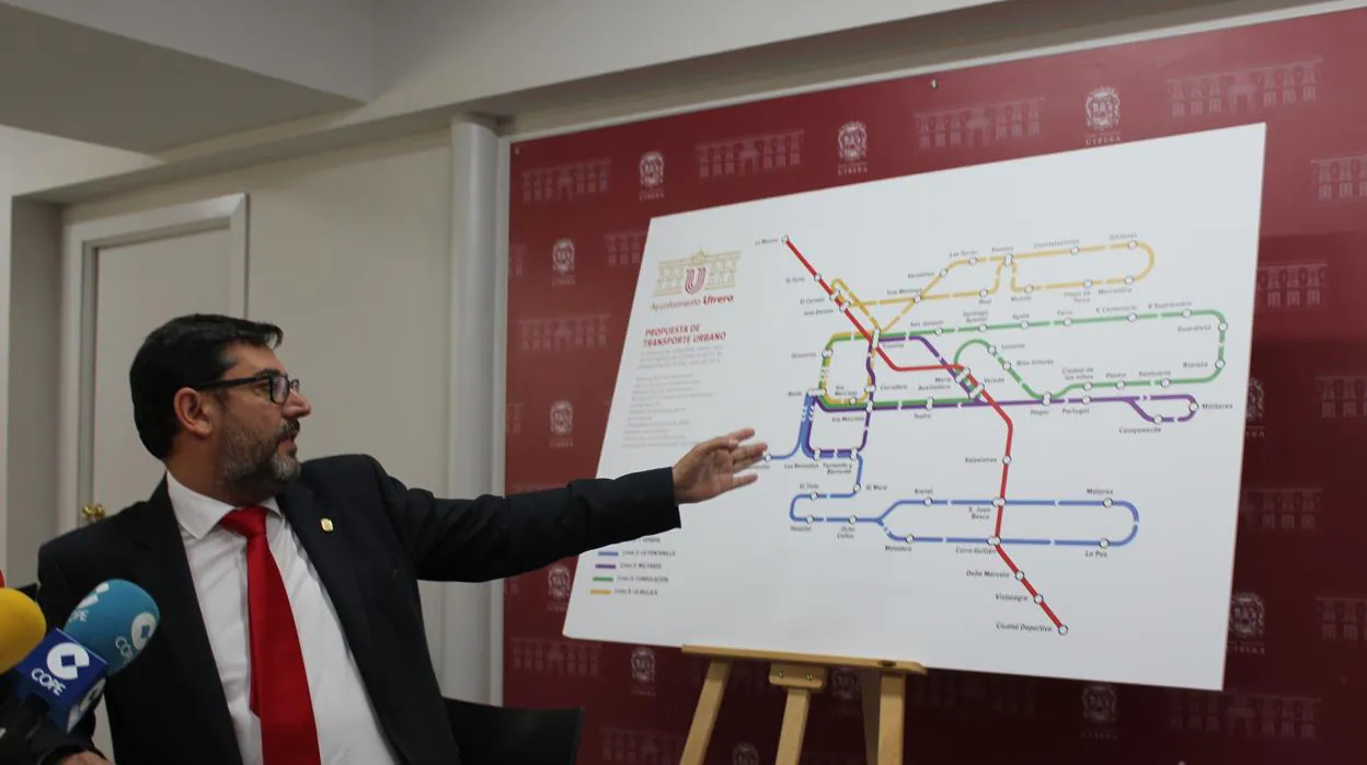El alcalde de Utrera, José María Villalobos, muestra las nuevas cinco líneas que tendrá el autobús