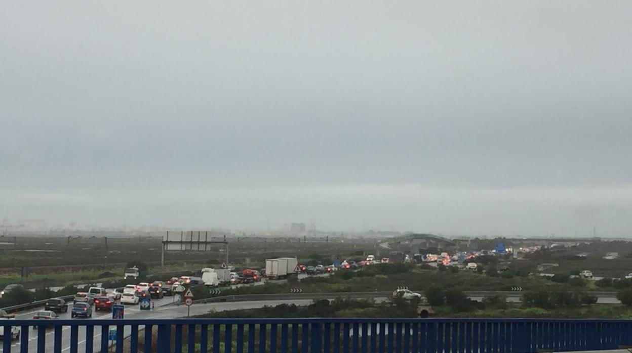 Atascos de cerca de una hora para salir de Chiclana