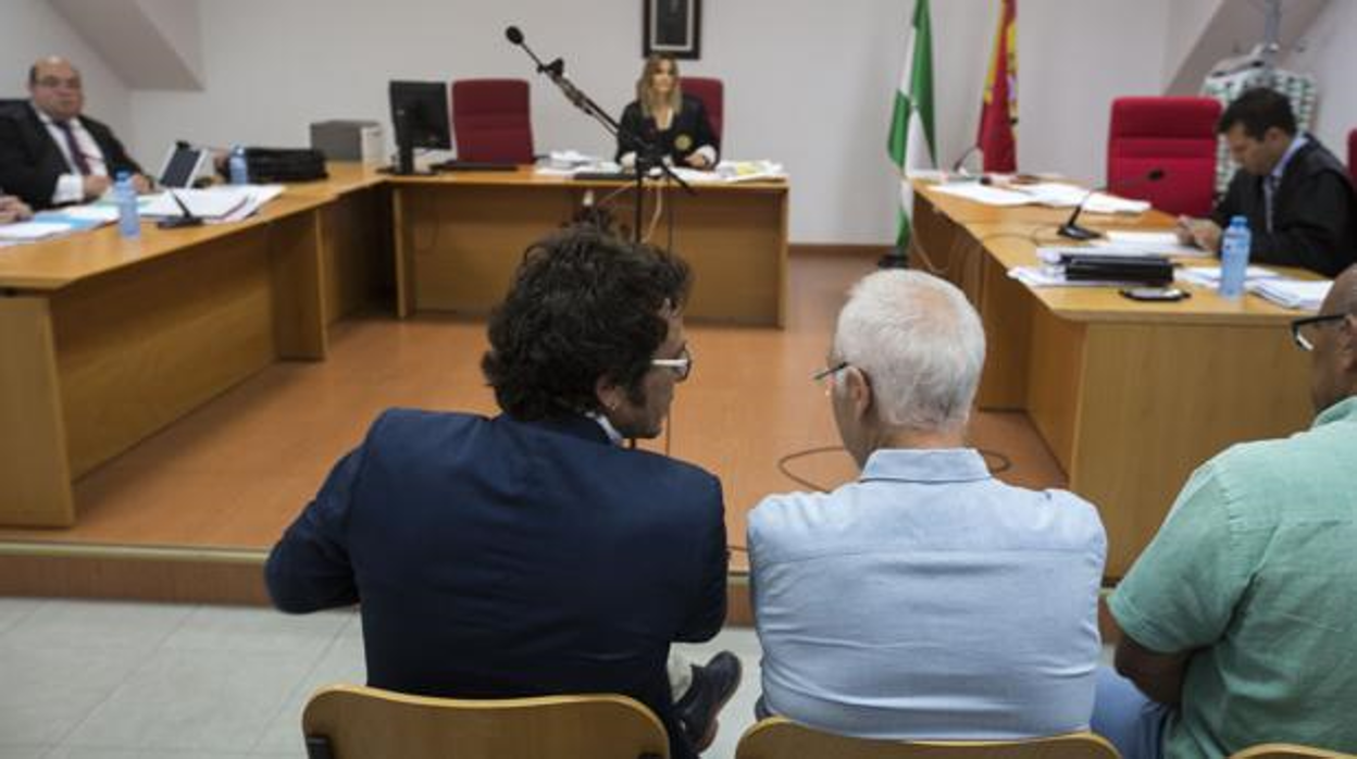 El alcalde de Cádiz, el día del juicio, sentado en el banquillo.