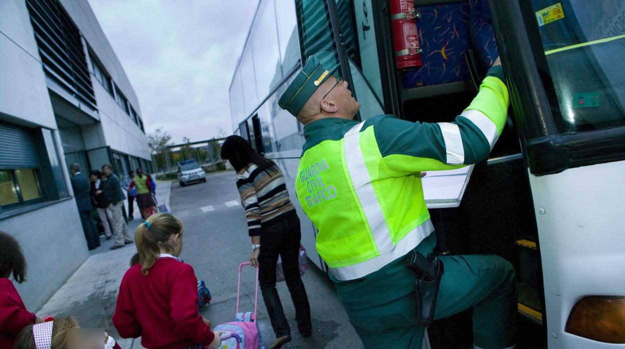 La DGT intensifica desde este lunes la vigilancia del transporte escolar en las carreteras de la provincia