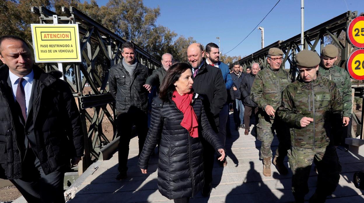 La ministra de Defensa Margarita Robles durante su visita al puente que une Estepa con El Rubio