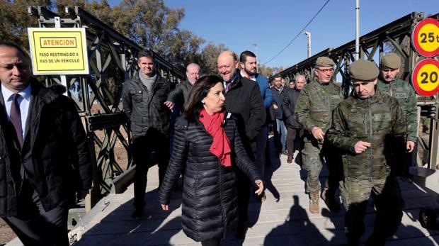 La ministra de Defensa visita los puentes militares construidos en El Rubio y Casariche tras el temporal