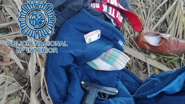 Detenido un ladrón que se fue desprendiendo de la ropa tras atracar una oficina de correos en Écija