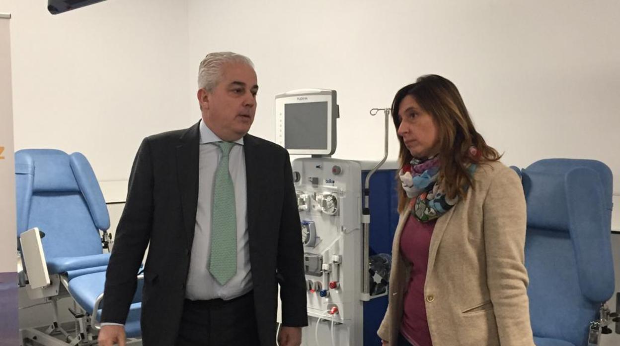 El consejero delegado de Avericum, Javier Artiles y la delegada del Estado en la Zona Franca, Victoria Rodríguez, durante la visita a la clínica.