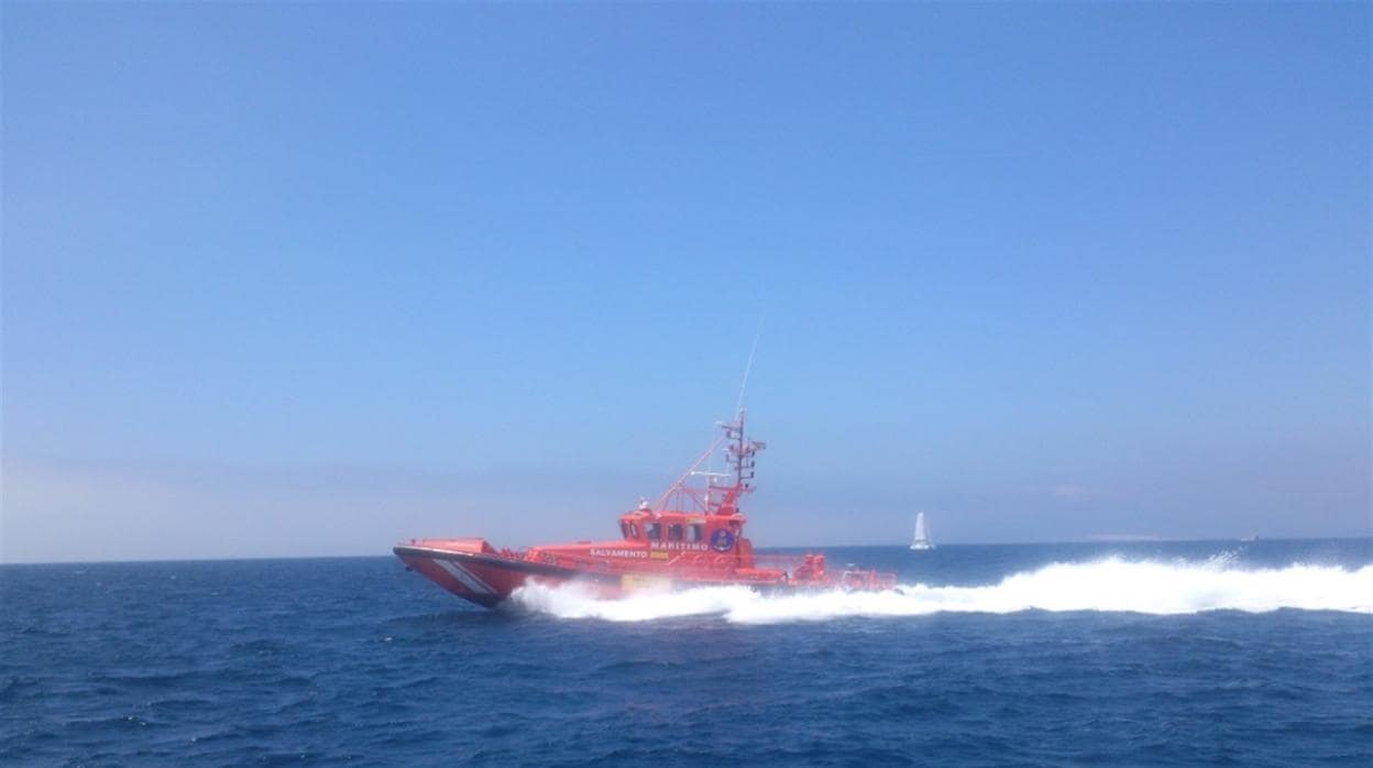 Rescatadas doce personas de una patera en el Estrecho