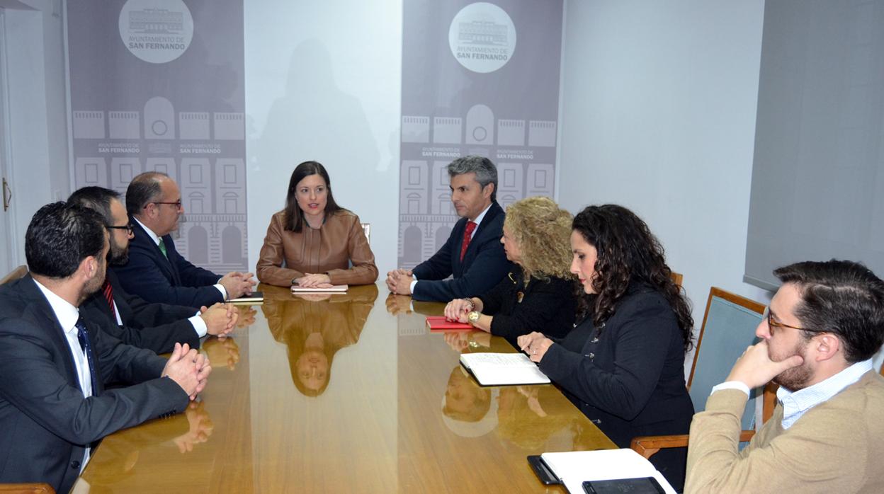 Reunión de la alcaldesa con el Consejo para la firma de un convenio.