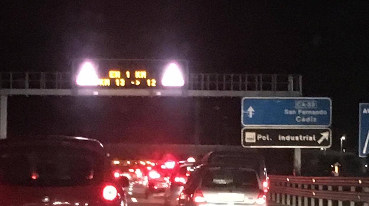 El estgado del tráfico este domingo a las ocho de la tarde en el acceso a Tres Caminos, en San Fernando.