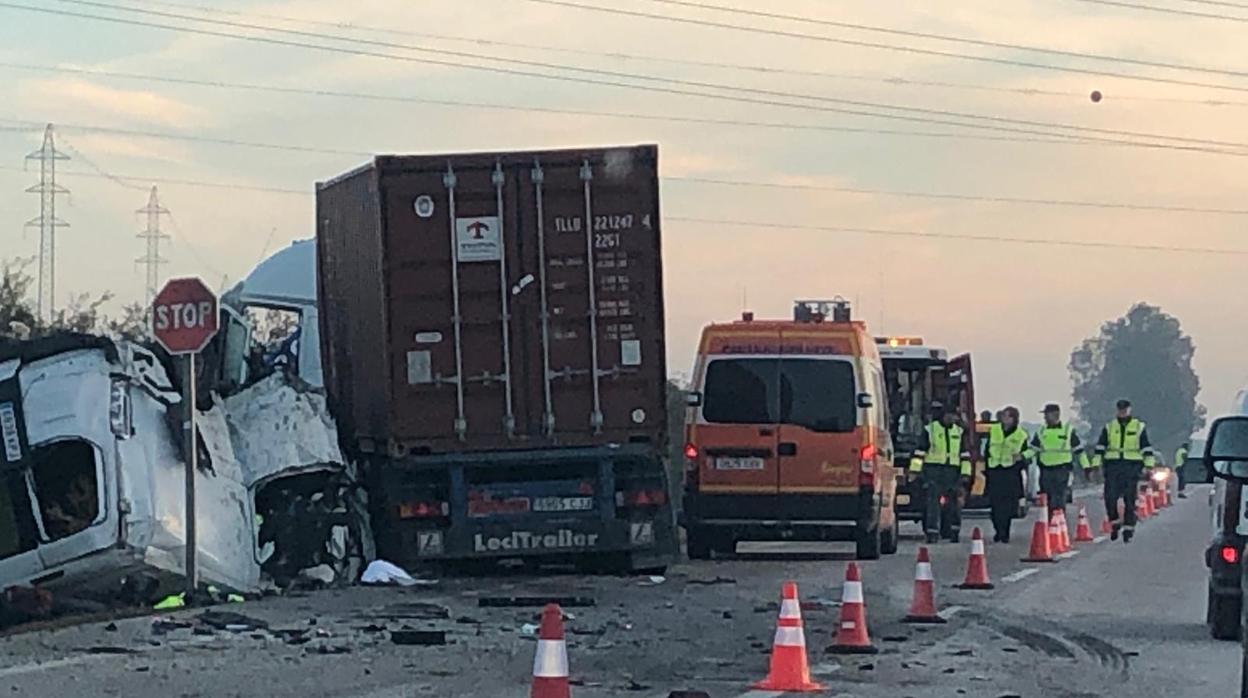 Los cinco muertos hace nueve días en el accidente de Arahal regresaban de trabajar en unas obras de noche