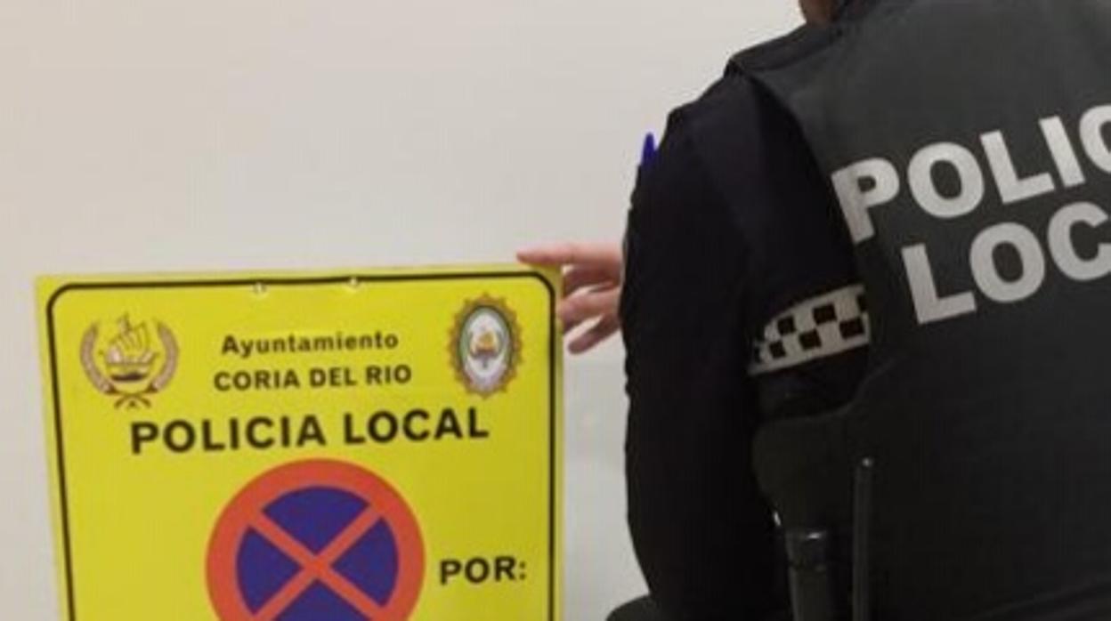 Un agente de la Policía muestra una de las señales que usaban los operarios