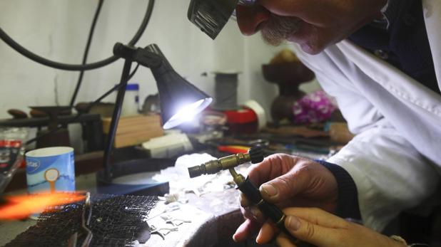 Un joyero de Cádiz enseña a novios a hacerse sus alianzas de boda a la carta