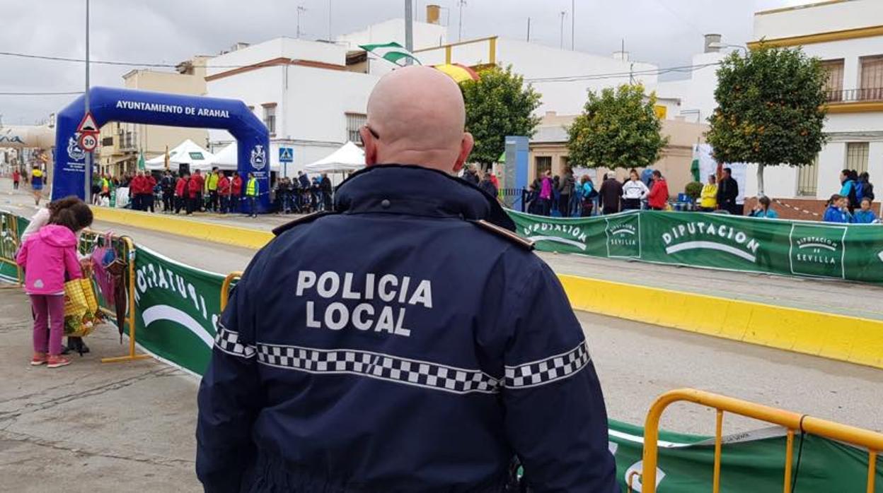 Un agente de la Policía Local de Arahal durante un evento deportivo