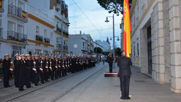 Cita con la bandera de España en San Fernando