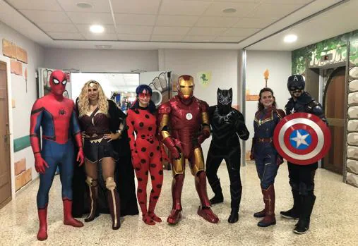 Algunos de los superhéroes que han visitado este martes el hospital gaditano.