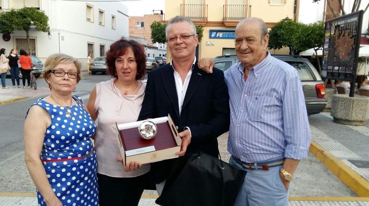 Rafael, posando con el premio Tomate de Plata, junto a su esposa y sus padres