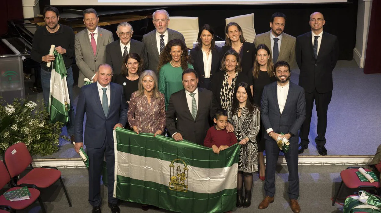 Foto de familia de los premiados con las Banderas de Andalucía, en un acto celebrado en la Fundación Cajasol
