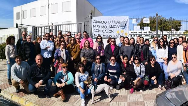 Los padres del colegio Espartinas inician una recogida de firmas para exigir mejoras y arreglos en el centro