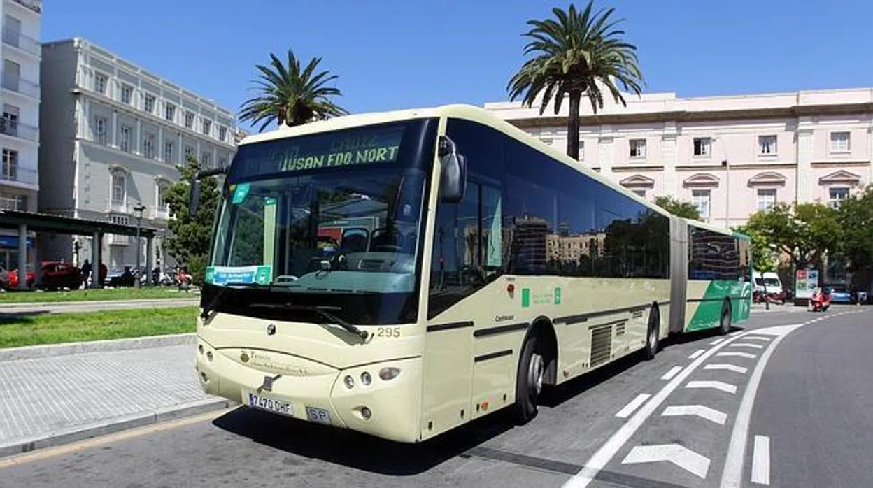 El Consorcio de Transportes aumenta sus servicios de catamarán y autobuses para el Carnaval de Cádiz