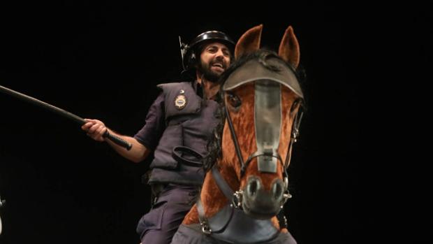 VÍDEO: El pasacalles del caballo de la chirigota del Bizcocho que se ha hecho viral