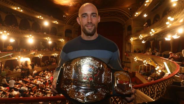 El campeón de Muay Thai Carlos Coello, en el Falla: «Hacía muchos años que no disfrutaba del Carnaval»