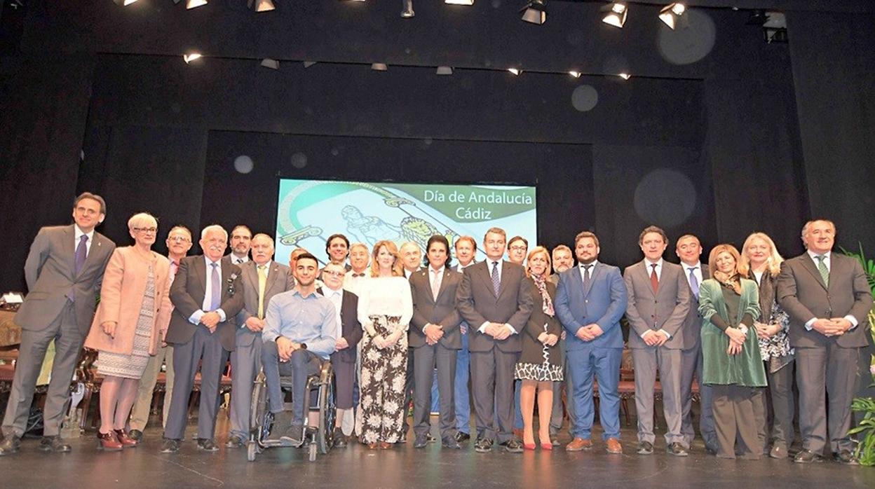 El teatro Florida de Algeciras ha acogido este acto de entrega de banderas de Andalucía.