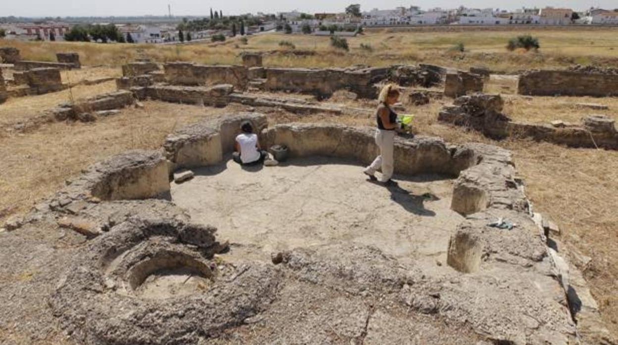 Excavación en la Casa de la Cañada Honda, con el «stibadium» en primer término