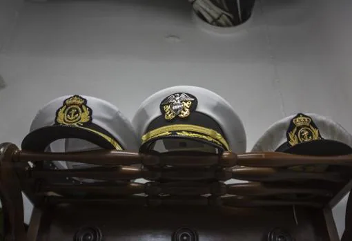Gorras de los oficiales españoles y el norteamericano.