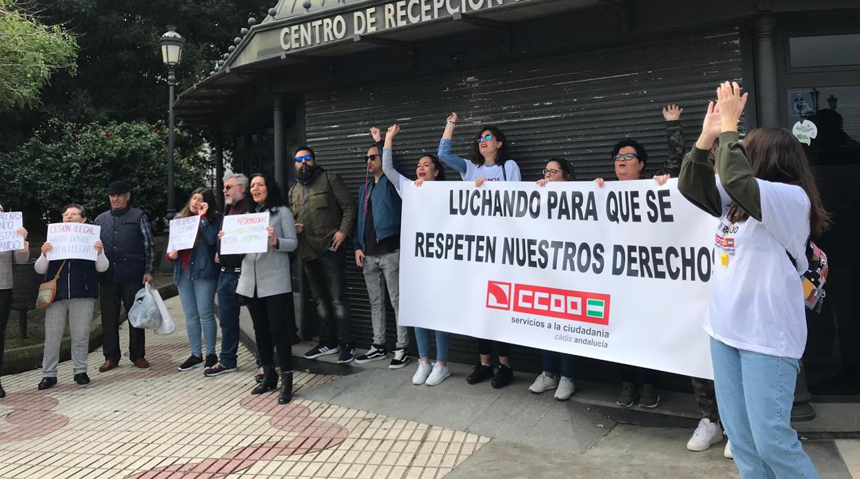 Las trabajadoras protagonizaron una protesta el pasado fin de semana a las puertas de la oficina de turismo de Canalejas.