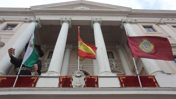 Día de luto oficial en Cádiz por el fallecimiento de Pérez-Llorca