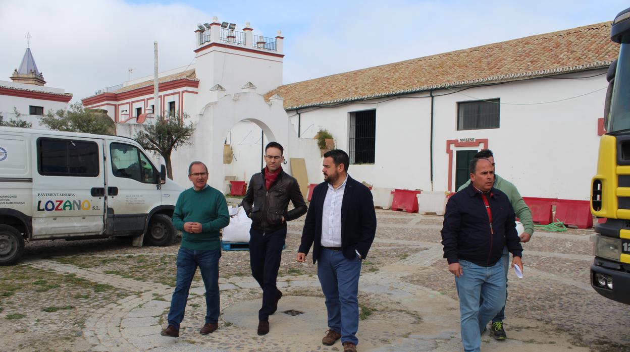 Visita del alcalde de Gines a las obras de rehabilitación del Molino