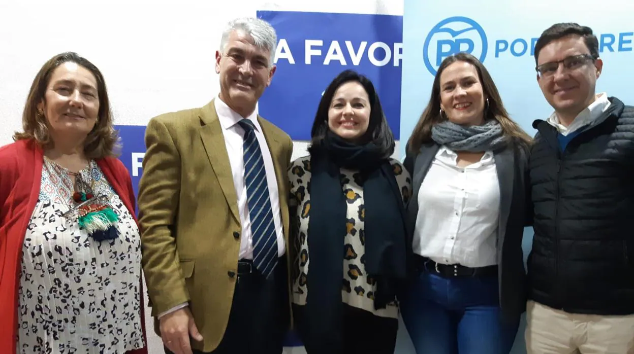 Virginia Pérez (centro) ha inaugurado la nueva sede del PP en Salteras junto al candidato popular Lolo Ruiz Macías (segundo por la izquierda)