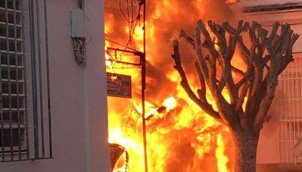 Un virulento incendio calcina un puesto de churros en Puerto Real