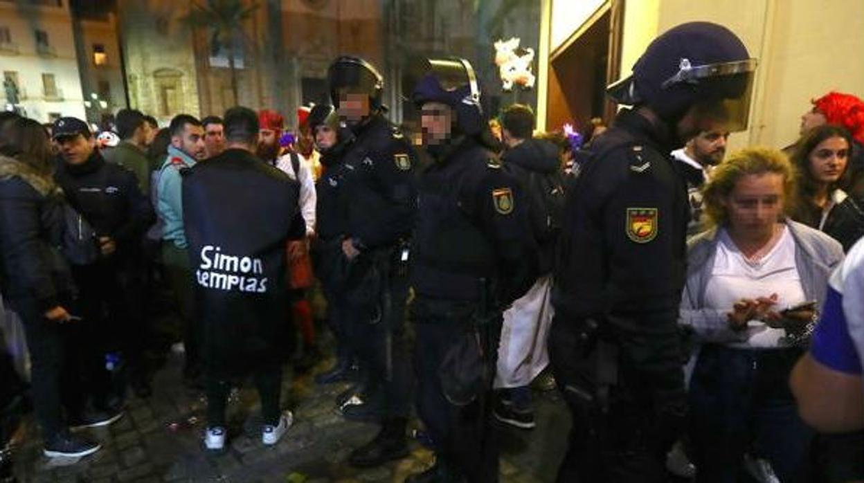 La Policía Nacional, durante los controles el pasado sábado de Carnaval en Cádiz.