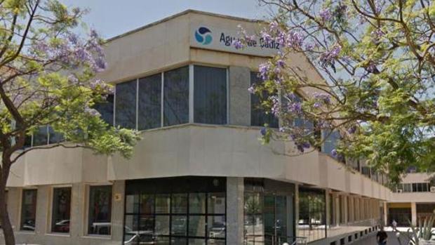 El Ayuntamiento replica que suspendió al técnico de Aguas de Cádiz «cuando conoció los hechos»