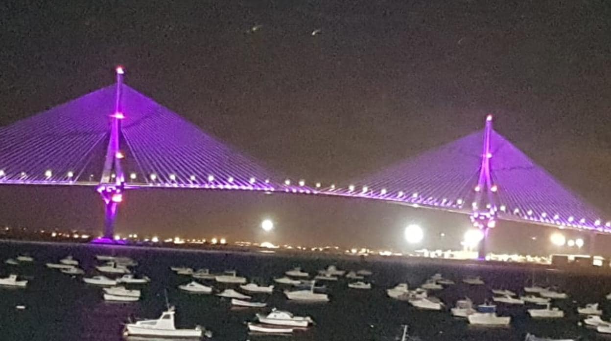 El puente de la Constitución se ilumina de morado por el Día de la Mujer