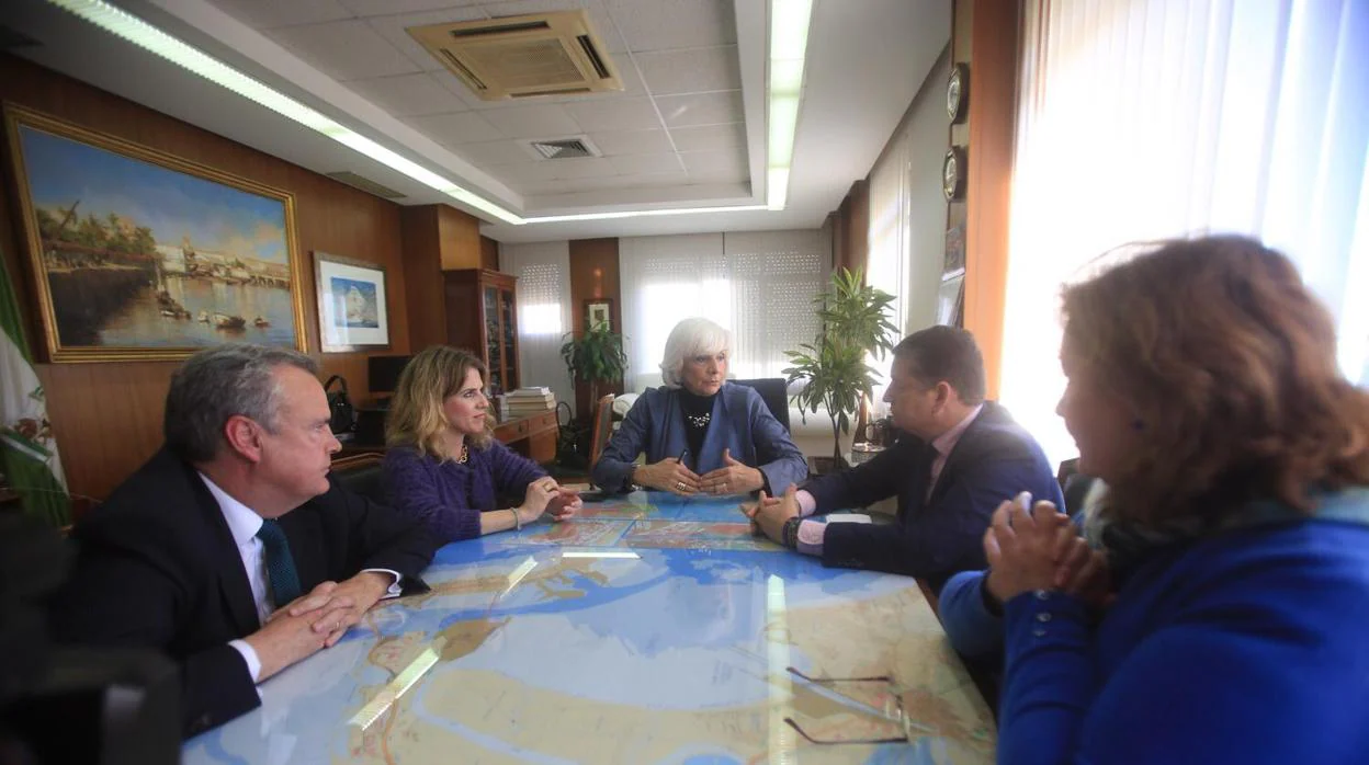Teófila Martínez ha mantenido un encuentro con el viceconsejero de Presidencia, Antonio Sanz y con Ana Mestre.