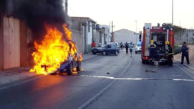 Una pareja y sus dos hijos, detenidos por quemar coches en la calle