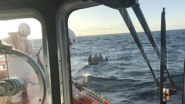 Rescatan a un hombre que estaba en una patera a la deriva cerca del Palmar