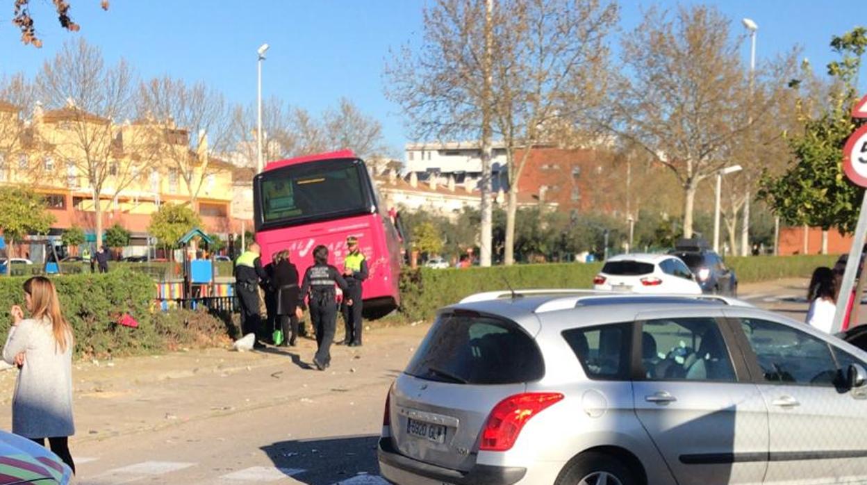 El autobús siniestrado tras chocar con un turismo en Bormujos